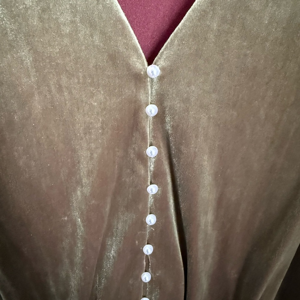 Zara green velvet bodysuit featuring faux pearl buttons and three quarter sleeve - Picture 5 of 6